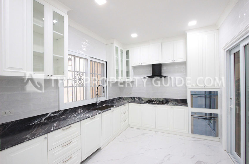 House with Private Pool in Sukhumvit 